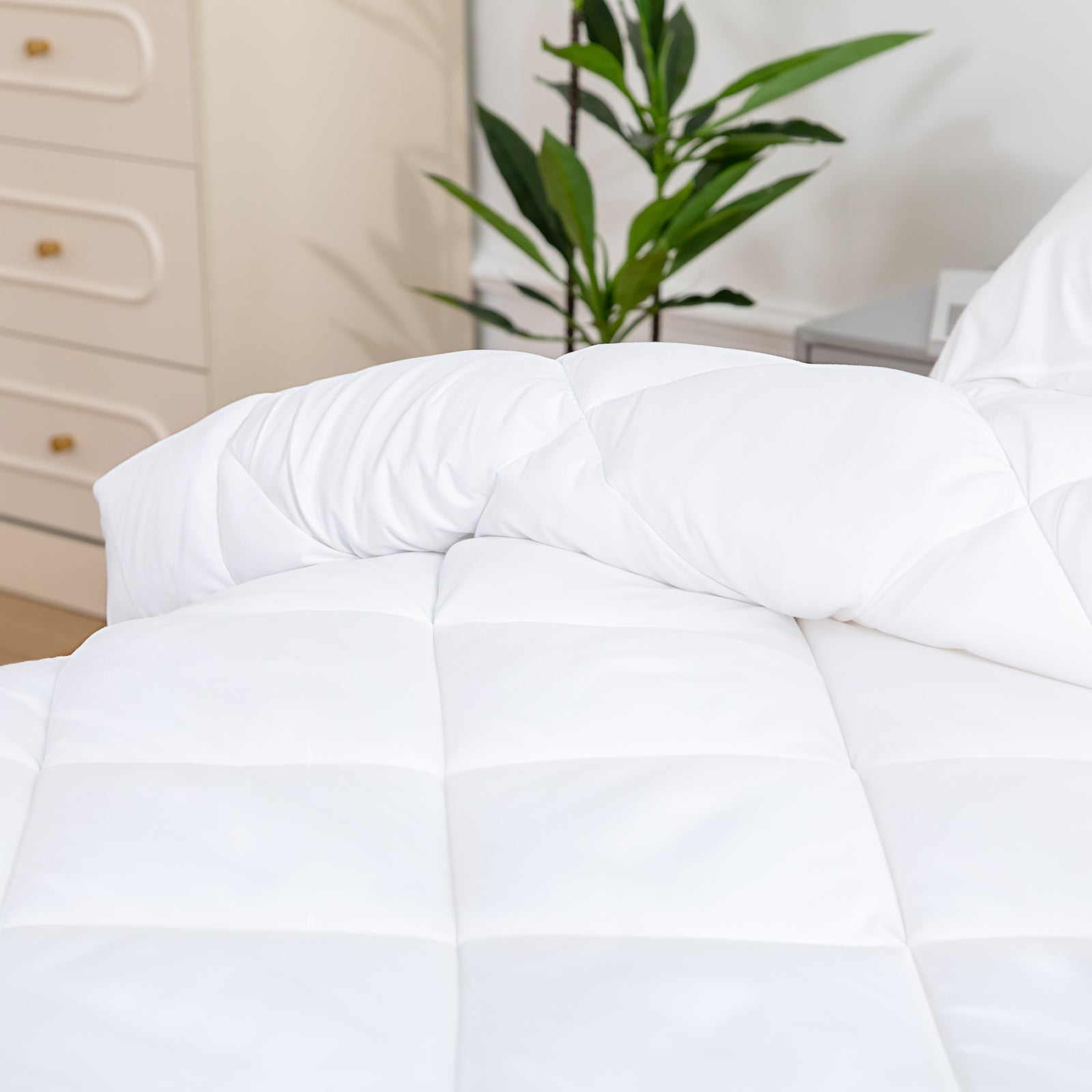 Sereno Microfiber Bamboo Blend Quilt – White – Queen