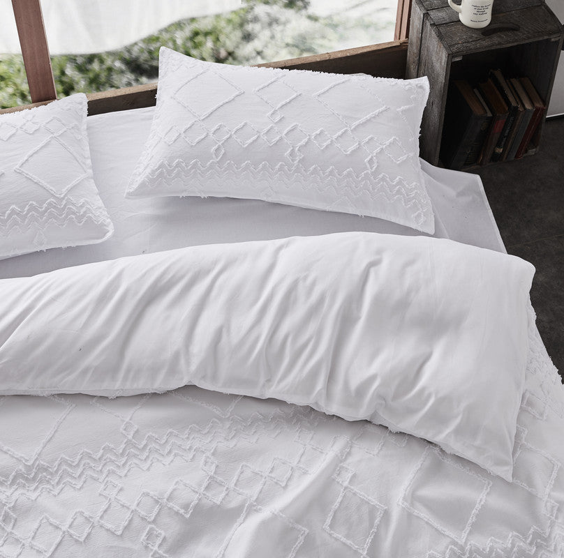 Elowen Tufted Microfibre Quilt Cover / Duvet Cover Set – White – Single