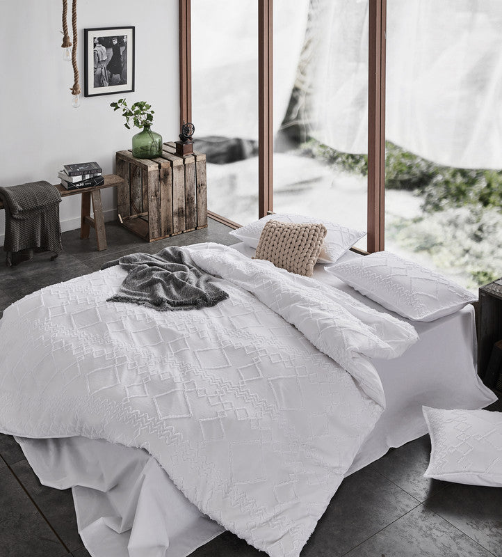 Elowen Tufted Microfibre Quilt Cover / Duvet Cover Set – White – Single